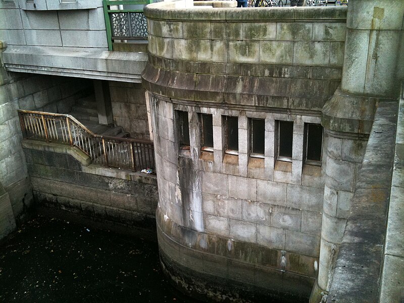 File:Mansei Bridge (1930) south-east side quay with a small room - details (2010-05-04 16.56.56).jpg