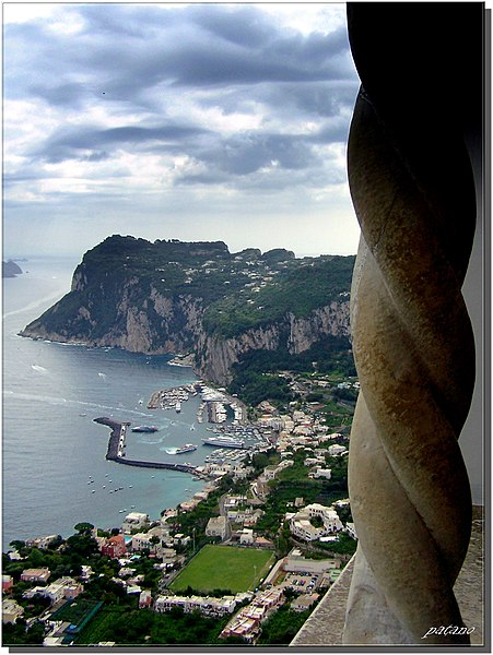 File:Marina Grande vista da Anacapri - villa S. Michele - panoramio.jpg