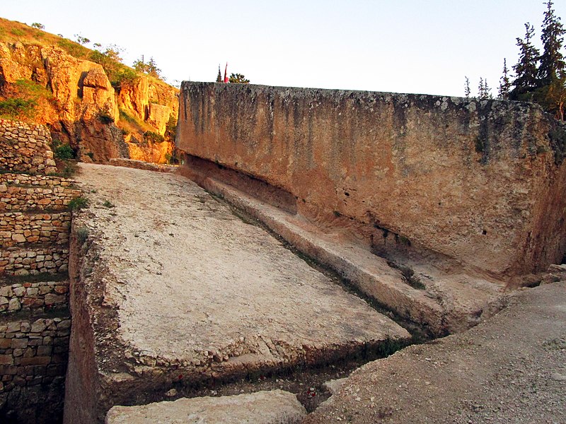 File:Megaliths in Baalbek quarry 10200.JPG