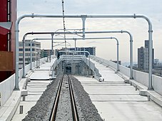 駅西側に設けられるアプローチ線。名古屋本線の2階ホームに至る内側2線から分岐する外側2線が三河線3階ホームと繋がる。