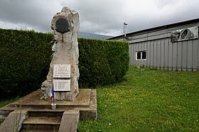 Memorial la intrarea în aerodrom.