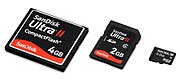 Különféle memóriakártyák a SanDisktől: CompactFlash, SD kártya, microSD kártya