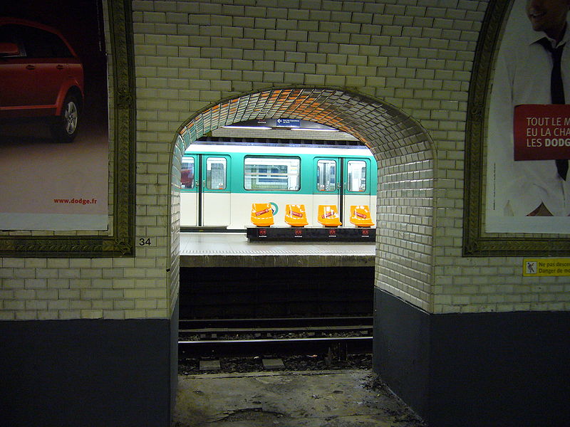 File:Metro - Paris - Ligne 12 - Porte de Versailles.jpg