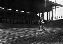 Lucien Michard bei einer Trainingsrunde im Heysel-Stadion vor Beginn der WM