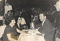 מייק ופרידה גל עם חברה במועדון לידו בפאריס 1962.