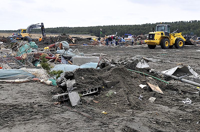 File:Misawa Air Base lends a helping hand 110315-F-BW907-266.jpg