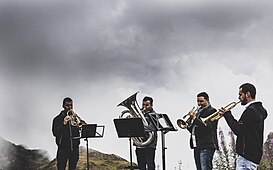 Il Montafoner Resonanzen, un concerto di ottoni all'aperto in montagna.