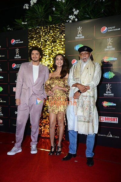 File:Namashi Chakraborty, Amrin Qureshi, Mithun Chakraborty at the premiere of Disco Dancer The Musical.jpg