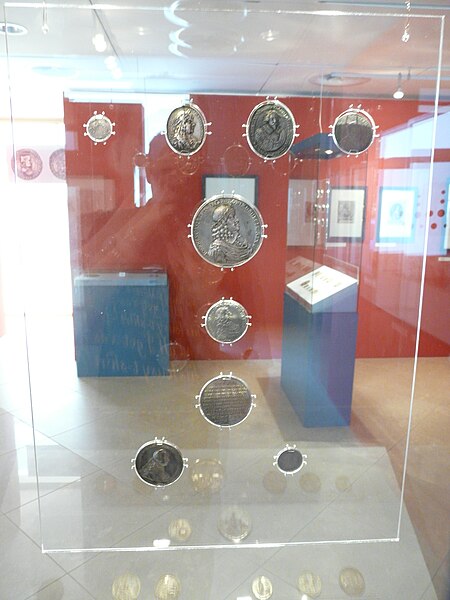 File:National Museum in Poznan - Commemorative medals 77.JPG