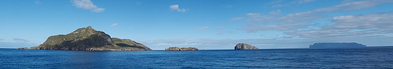 Blick auf (v. l. n. r) Nightingale Island, Middle Island, Stoltenhoff Island und Inaccessible Island