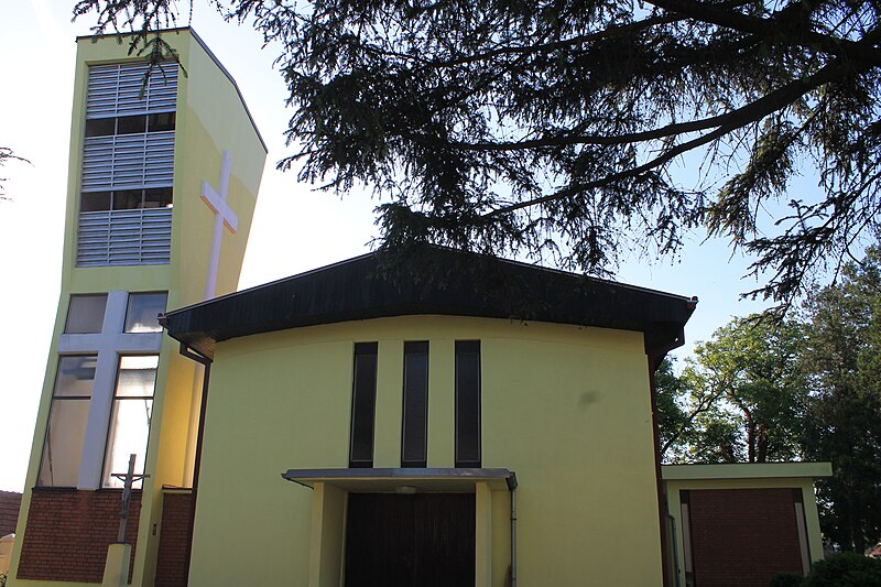 File:Nikinci, rimokatolička crkva 006.jpg