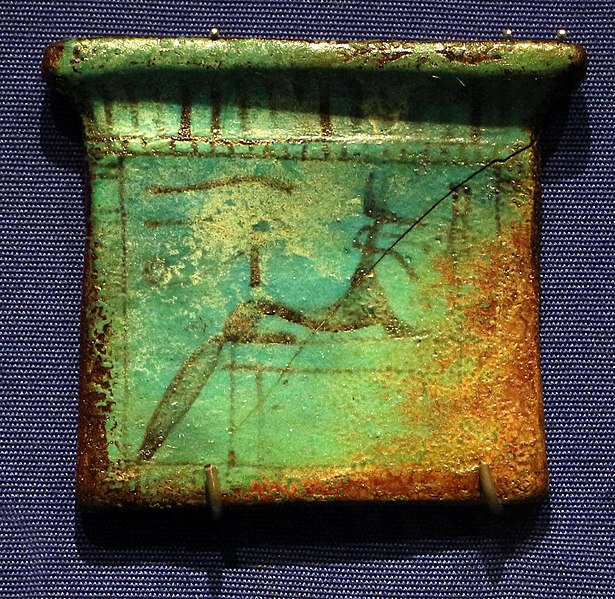 File:Nuovo regno, pettorale con anubi, in faience, 1550-1069 ac ca. 01.jpg