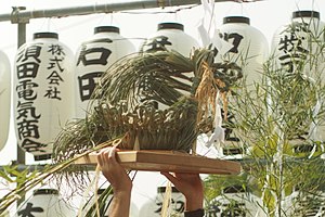 頭上奉戴で運ばれるお馬