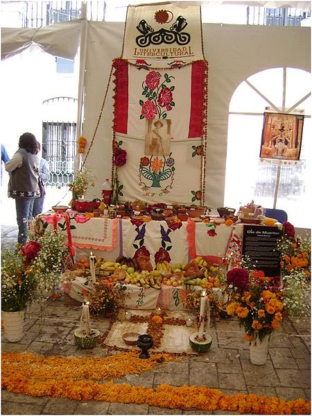 File:Ofrenda del dia de los muertos 7.jpg