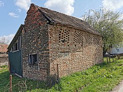 Old brick building in Jasenovac.jpg