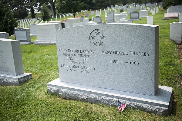 Gravestone of Omar Bradley, with five-star insignia.