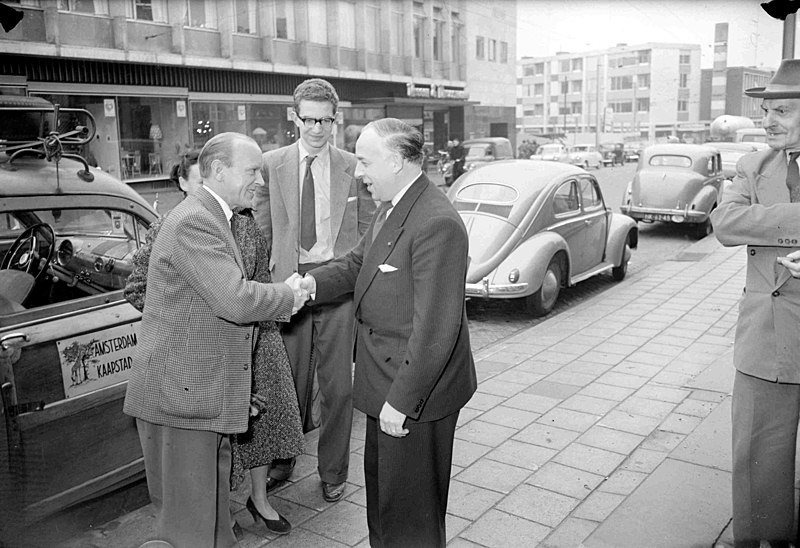 File:Ontvangst van een groep wereldreizigers door de Gelderlander 1957 GN42327.jpeg