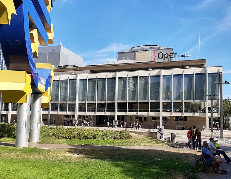 File:Oper Frankfurt and Euro sculpture.jpg