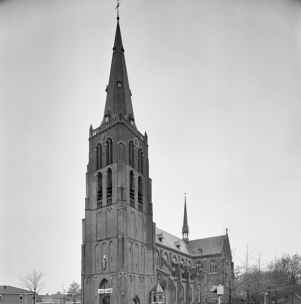 File:Overzicht zuidwestgevel met kerktoren - Berghem - 20348529 - RCE.jpg