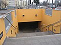 Polski: Nowo wybudowany węzeł Wzgórze św. Maksymiliana w Gdyni, wejście do tunelu dla pieszych od strony przystanków komunikacji miejskiej na ulicy Władysława IV