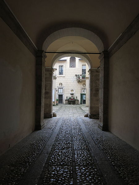 File:Palazzo Vecchiarelli, Rieti - ingresso 02.JPG