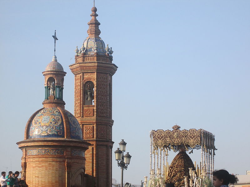 File:Palio de la Virgen de la O frente a la Capilla del Carmen, Puente de Triana, Sevilla.JPG