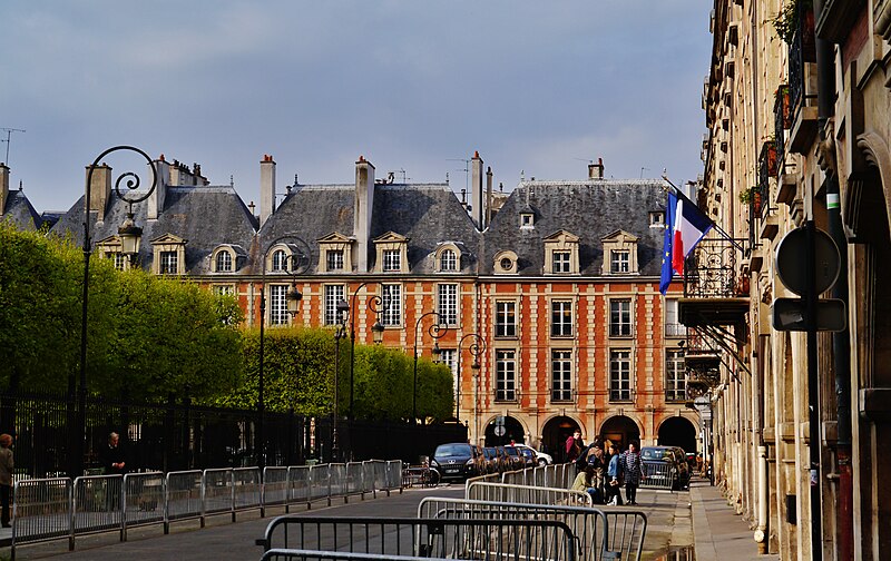 File:Paris Place des Vosges 04.jpg