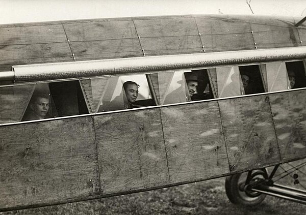 Passagiers in een Fokker verkeersvliegtuig F.V.