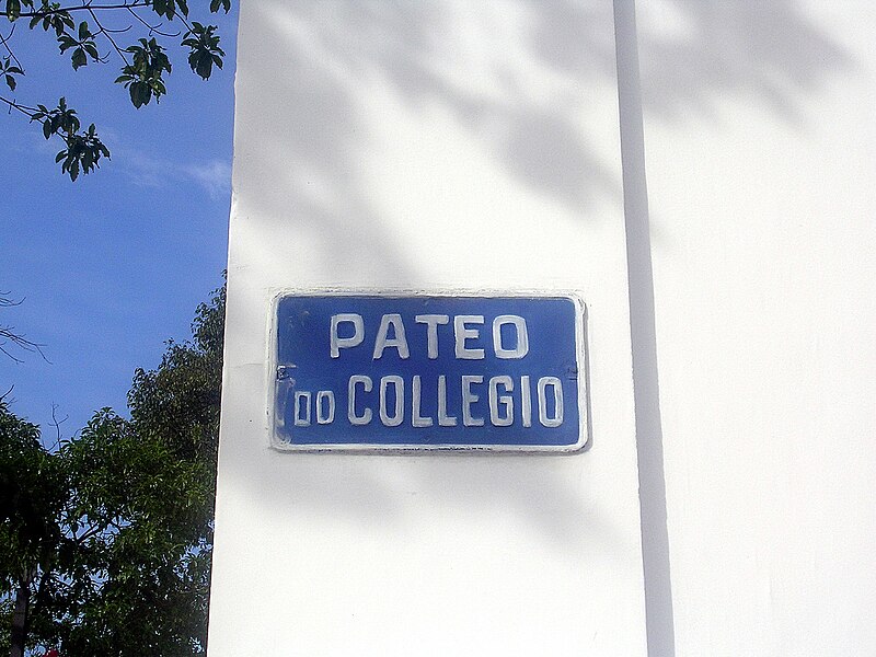 File:Patio colegion panneau.jpg