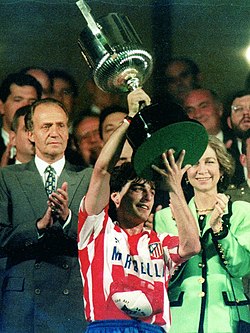 Paulo Futre met de Copa del Rey trophy.jpg