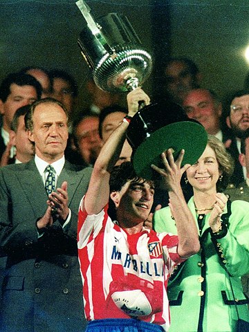 File:Paulo Futre holding the Copa del Rey trophy.jpg - Wikimedia Commons