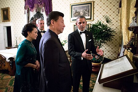 Tập_tin:Peng_Liyuan,_Xi_Jinping_and_Barack_Obama_in_the_Lincoln_Bedroom.jpg