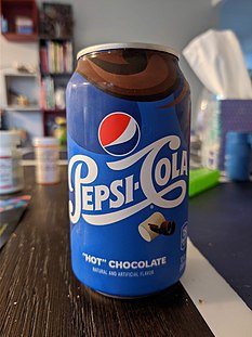 Ceci est une image de l'avant d'une canette Pepsi "Hot" Chocolate Flavor.  Le haut de la canette est orné du logo Pepsi dans sa police classique plus ancienne indiquant "Pepsi Cola".  Au-dessus se trouve le logo Pepsi standard rouge, blanc et bleu.  Sous et légèrement à droite de la police se trouve une guimauve et une tranche de chocolat.  Plus près du bas, il y a le texte "Chocolat 'Hot'".  En dessous se trouve le texte « Arôme naturel et artificiel » Le bas à droite de tout le devant de la boîte contient l'étiquette de callorie standard indiquant que la boîte contient « 150 calories par boîte » avec le texte décrivant le volume de liquide de la boîte ci-dessous indiquant « 12 Onces fluides (355 millimètre)".  Le tout est entouré de tourbillons de chocolat liquide qui coulent de haut en bas et de gauche à droite.