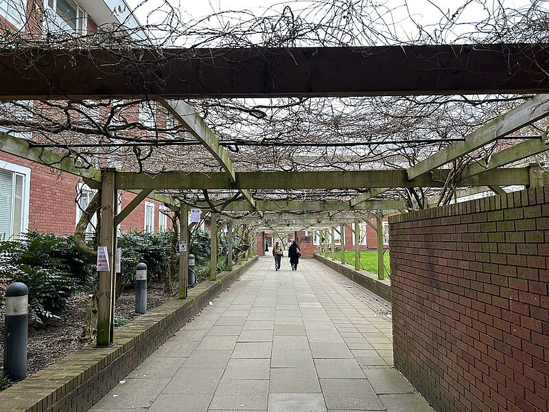 File:Pergola UniversityofWarwickCoventry.jpg