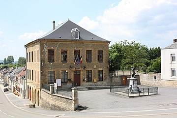 Súbor:Photo_N°_11820_Messincourt_la_Mairie_et_le_monument_en_Hommage_aux_Morts_pour_la_France.jpg