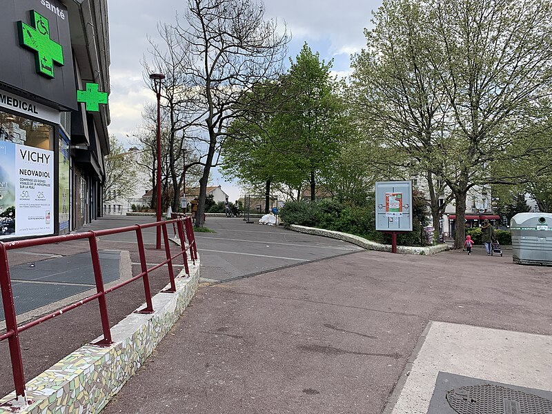 File:Place Léon Blum - Le Pré-Saint-Gervais (FR93) - 2021-04-28 - 1.jpg