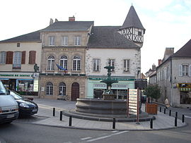 Place de la Mairie, Saint-Pourçain-sur-Sioule.JPG