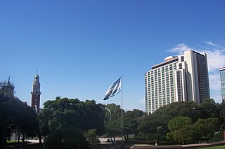 La Plaza General San Martín; al fondo se observan la Torre Monumental (izq.) y el Hotel Sheraton de Buenos Aires (der.)