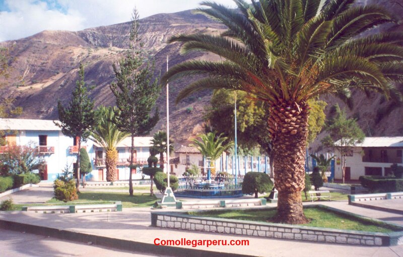 File:Plaza del barrio Pingullo de Sihuas.JPG