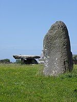 Porspoder (29) Dolmen és a Kerivoret menhirje 01. JPG