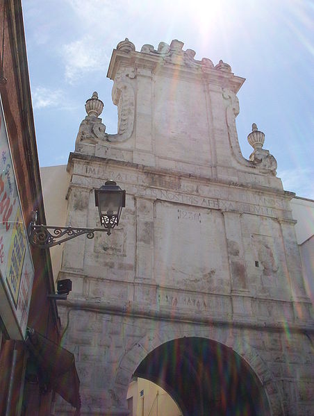 صورة:Porta santandrea andria.jpg