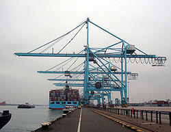 Side-view of Super-PostPanamax portainer crane at the APM Terminal in the Port of Rotterdam Portainer (gantry crane).jpg