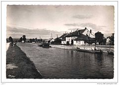 Pouilly-en-Auxois, le toueur électrique de 1893 Remorqueur mû à l´électricité du canal de Bourgogne dans le bassin