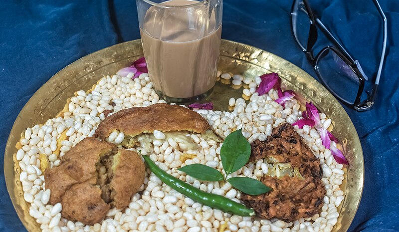 File:Puffed rice with Telebhaja (Bengali fritters) Kolkata - West Bengal - DSC 0047.jpg