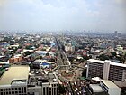 Geziech op Quezon City mèt centraol de Welkomsrotonde.