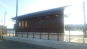 重建后的陆前富山站候车亭外侧（2015年9月23日）