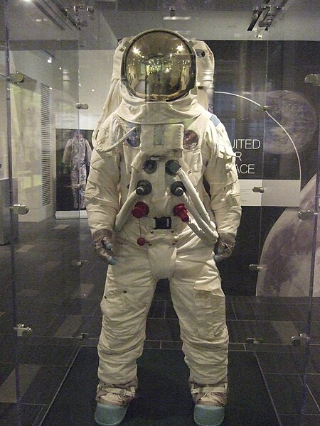 File:Replica Apollo spacesuit Front 2014 Exhibit at Chemical Heritage Foundation DSCF0486.jpg