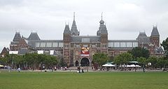 Amsterdam : Rijksmuseum vu du Museumplein.