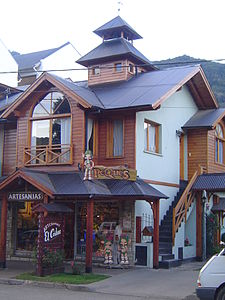 Architecture récente typique de la ville de San Martín de los Andes : toit à double pente (neige parfois abondante) et façade en bois.