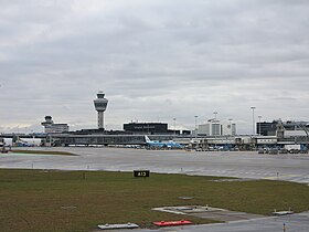 Flughafen Amsterdam Schiphol: Geschichte, Lage und Verkehrsanbindung, Abfertigungsgebäude